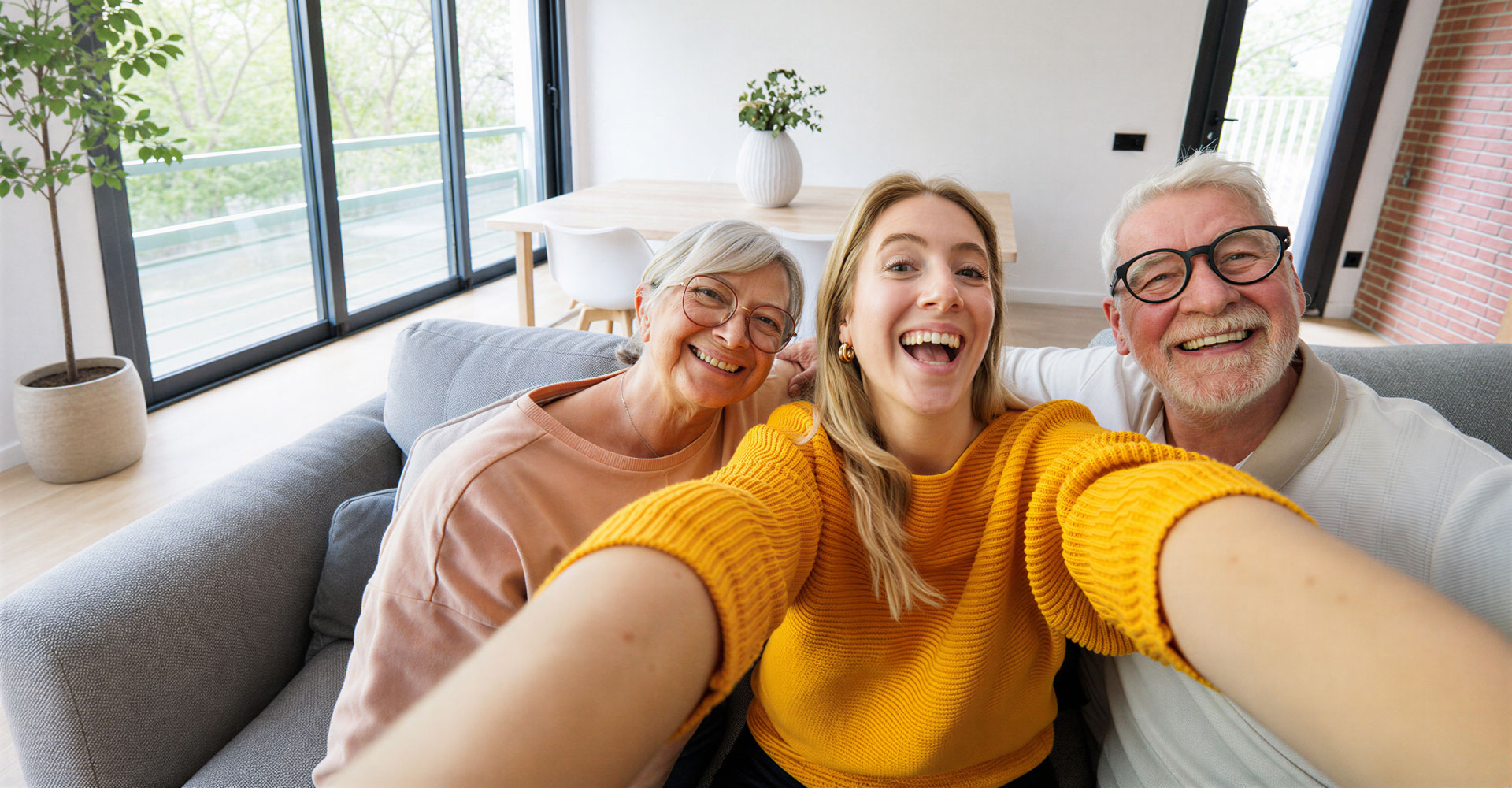 jonge dame met opa en oma. afbeelding als een selfie